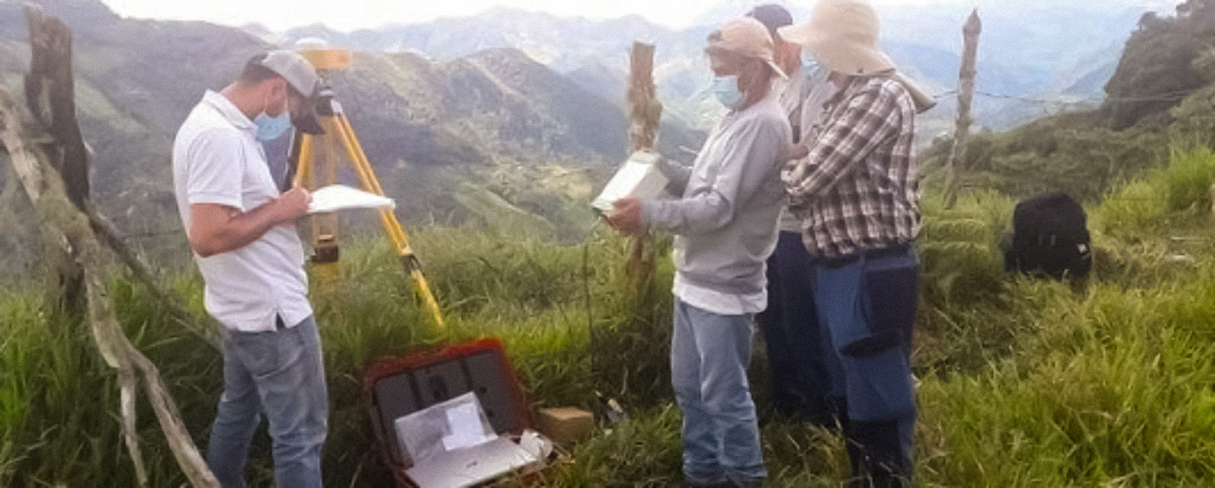 Installation de 13 nouvelles stations permanentes pour le réseau géodésique colombien